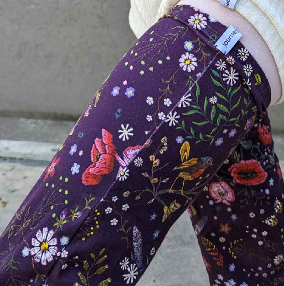 Highline Leg warmers in Flora print in Plum